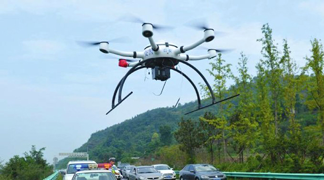 四川高速交警出動無人機巡邏，半天抓拍交通違法90余起